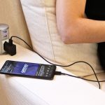 Sofá com tomada e USB no braço