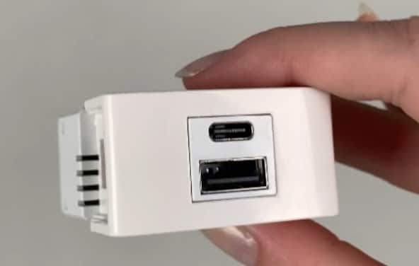 Retrospectiva USB charger