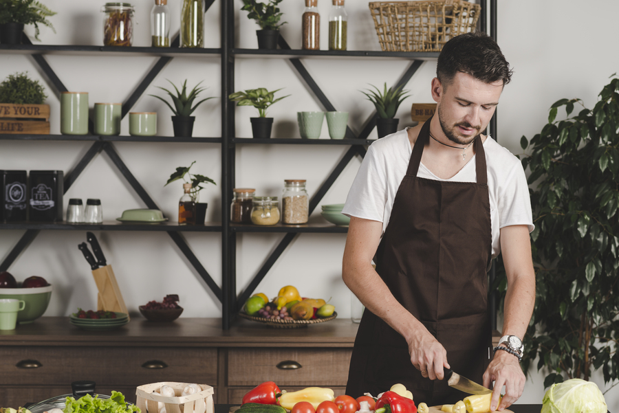 Homem em cozinha sem armário