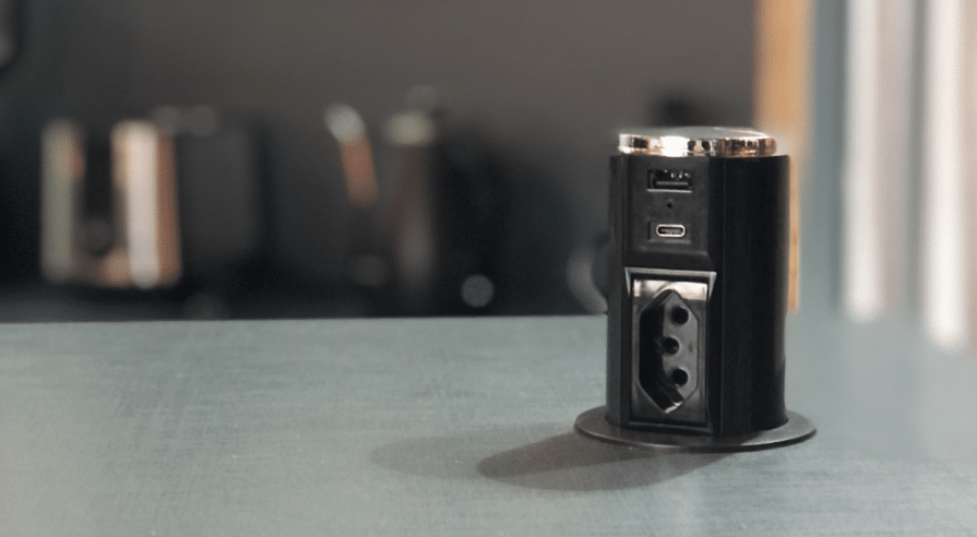 Torre de tomada para cozinha cinza