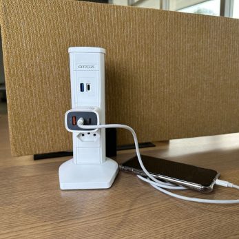 Estação Vertical de 2NBR + USB A+C Turbo aplicada na mesa da QTMOV