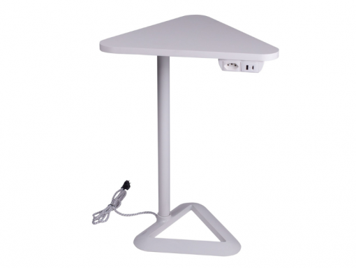 mesa branca com a base e os pés no formato triangular, possui uma tomada e duas entradas para USB tipo A e tipo C.